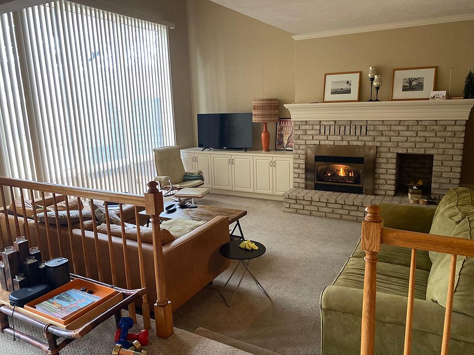 Sunken living room with 50" smart TV with Sonos speakers, gas fireplace
