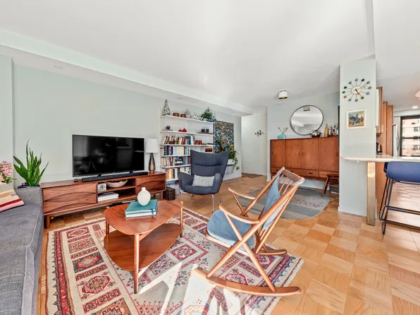 385 Grand Street L106 image 2 of 10