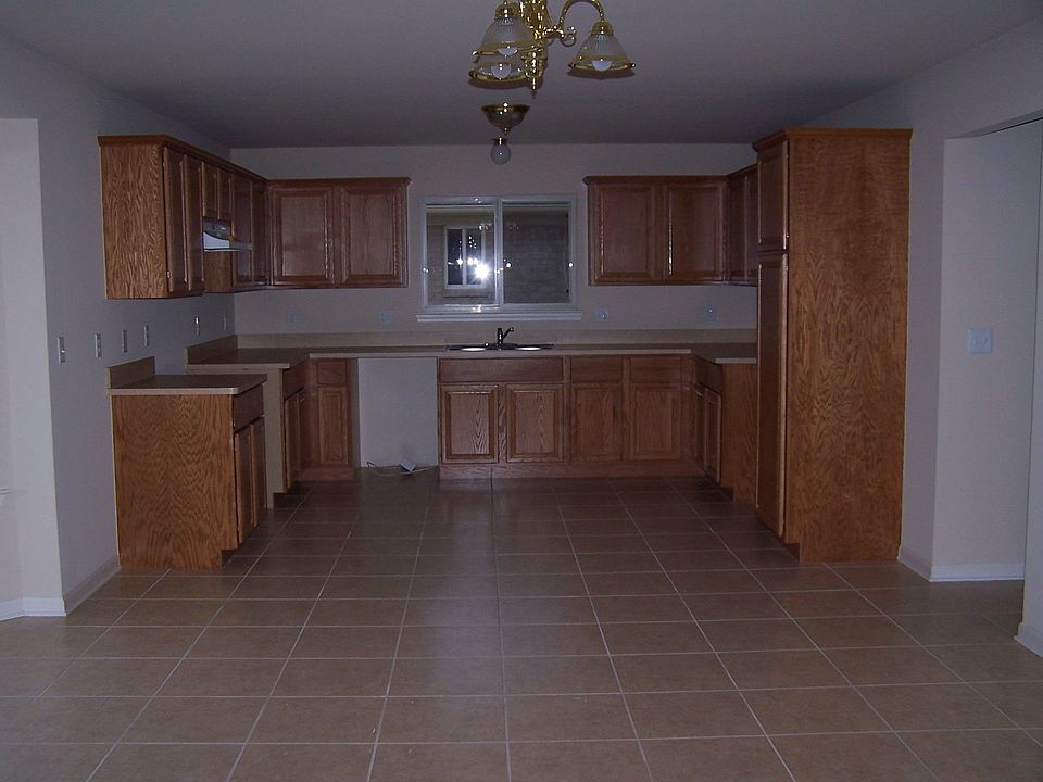 Kitchen (moveable island not shown)