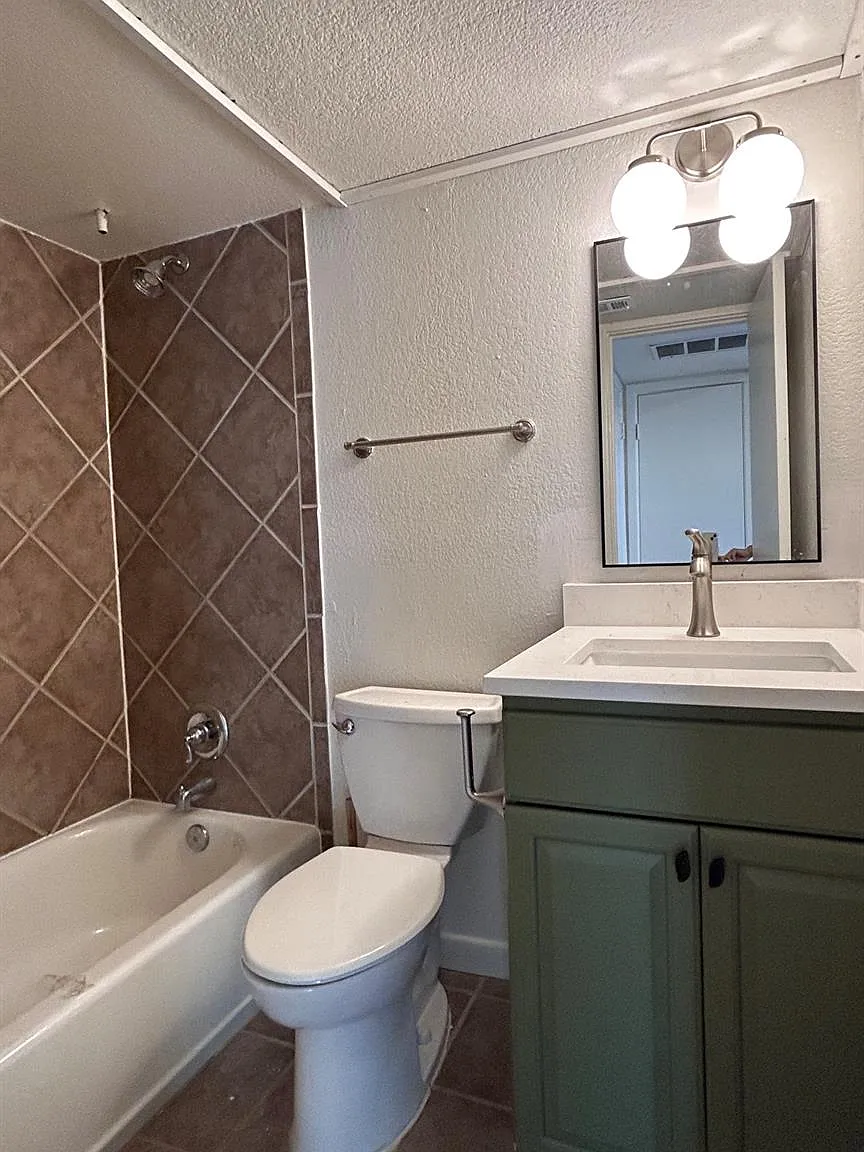 Studio, 1.0 bath, 425 sqft, $1,050 — Photo 3