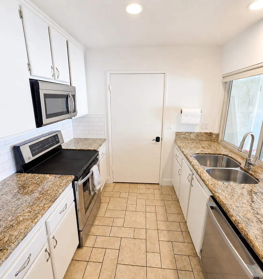 3 bed, 2.5 bath, 1459 sqft, $4,900 — Photo 4