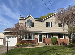 39 Rosella Ct, West Babylon, NY 11704