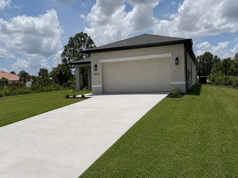 3607 62nd St W — Photo 2