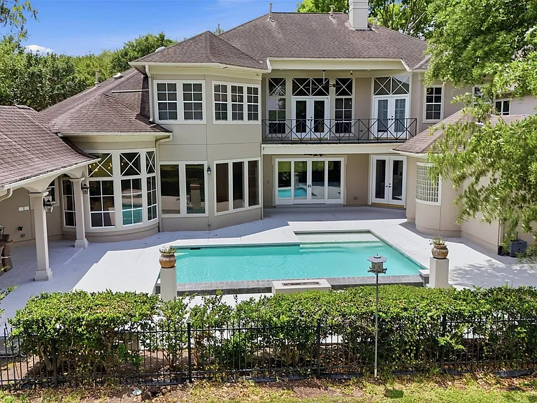 3315 Riviera Dr — Photo 2
