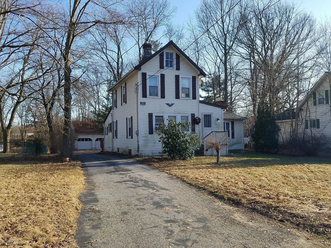 408 Main St photo 1