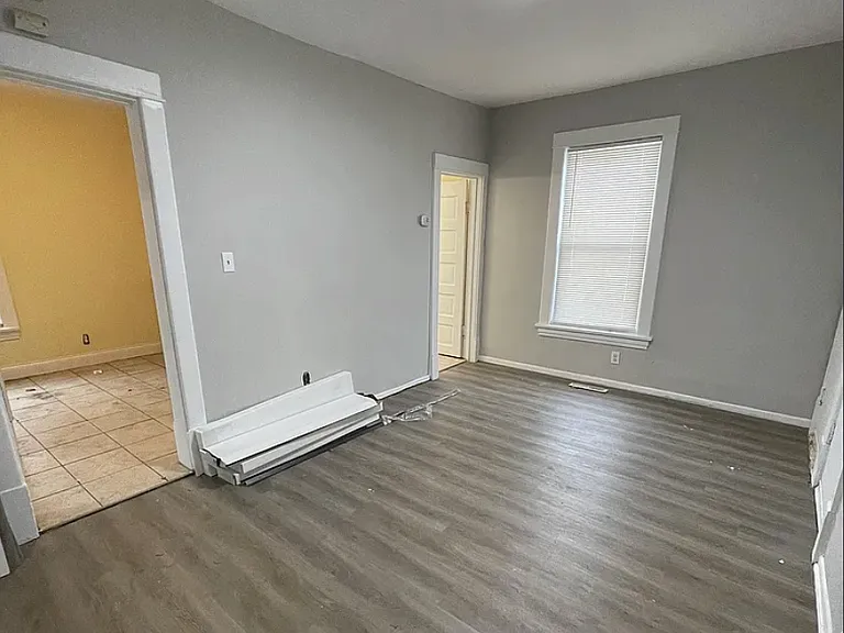 2211 Queen Ave N #1 — Photo 2