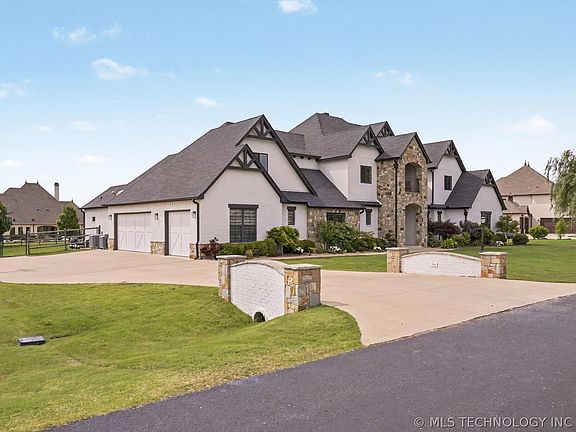 3rd image of 6372 N Wildwood Ln