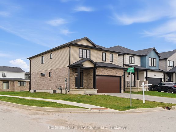 3rd image of 1566 Wright Cres
