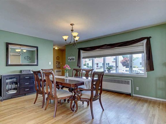 3rd image of 4 Crocus Dr