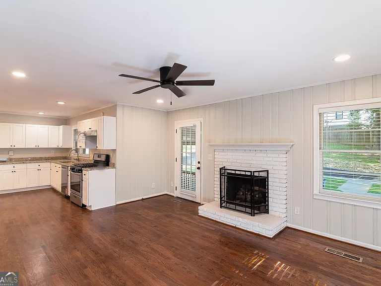 4090 Land O Lakes Dr NE — Photo 25