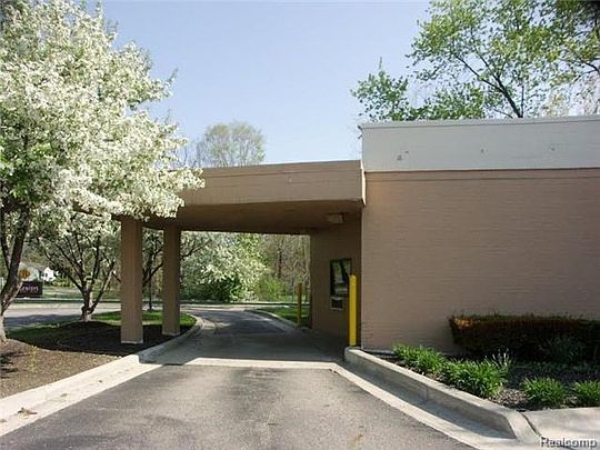 2nd image of 2986 W Walton Blvd