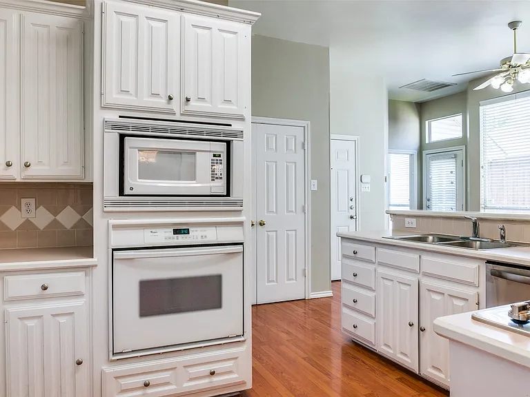 3940 Stockton Ln — Photo 7