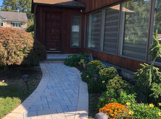 6 Highfield Ln, Roslyn Heights, NY 11577