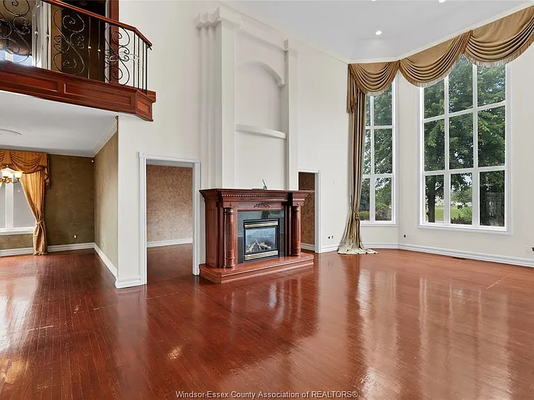 1585 Stoneybrook Cres — Photo 9