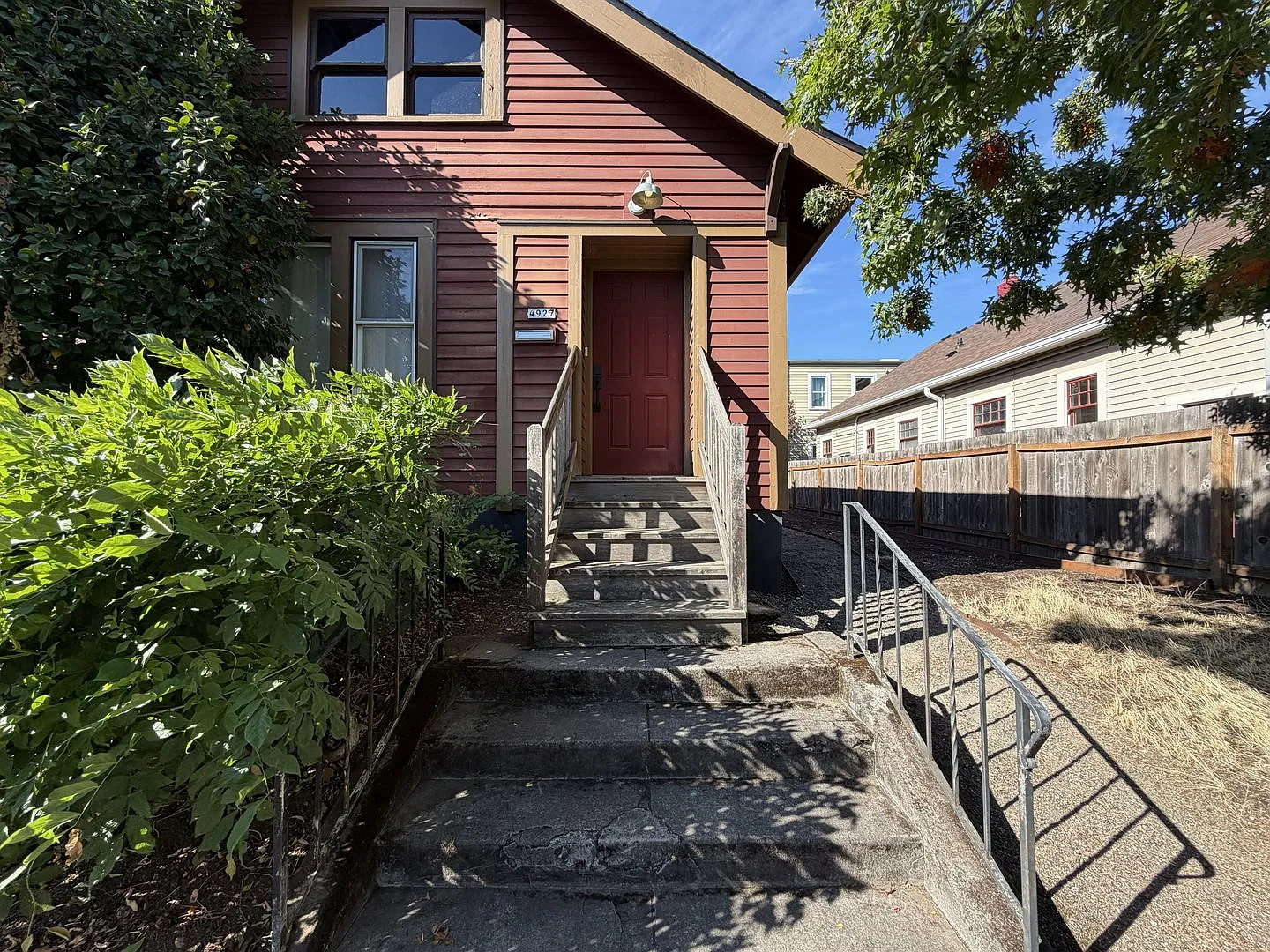 Classic Portland 2 Bedroom Home with Hardwood Floors, Modern Kitchen, Home Office & Finished Base... — Photo 3