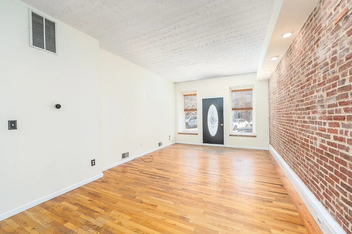 Building Photo - 1202 S Clinton St