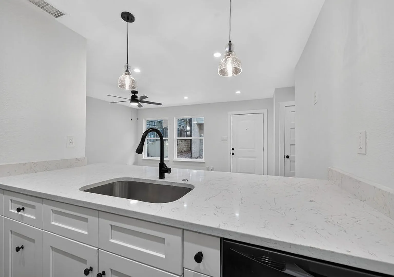 Beautiful 2 Bedroom condo — Photo 2
