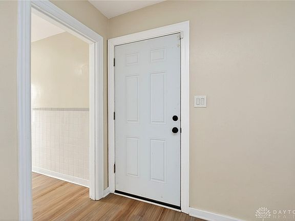 4th image of 528 Crestmore Ave
