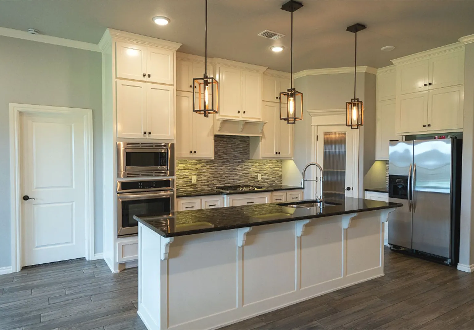 Gorgeous 4 Bed 2 bath Home in Moore! — Photo 4