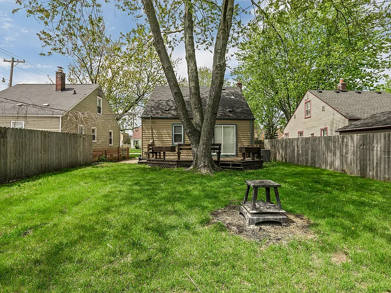 120 N Rembrandt Ave — Photo 22