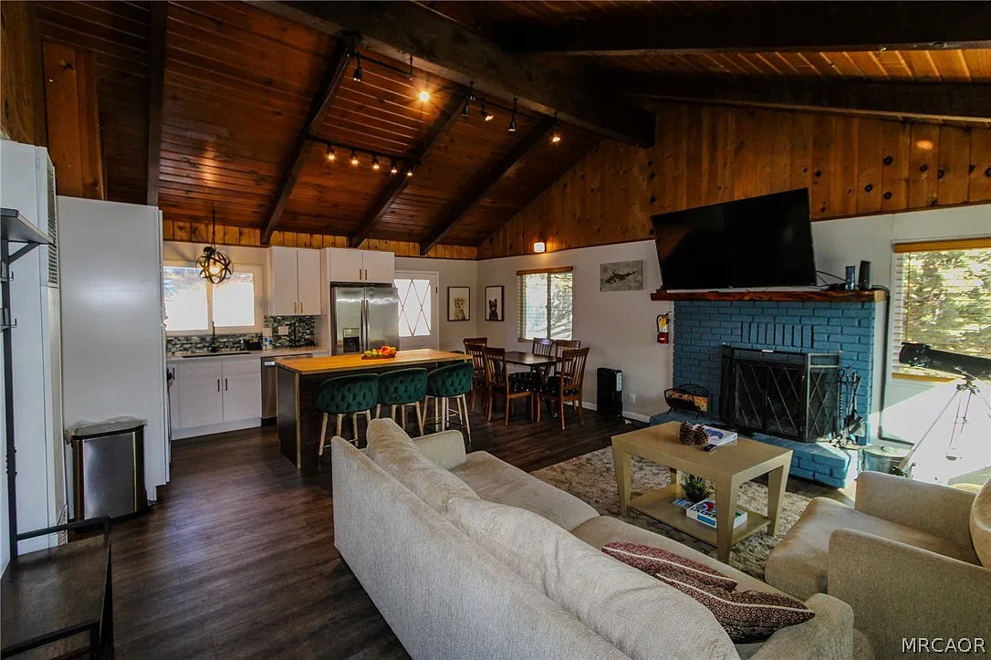 2 bed, 1.0 bath, 864 sqft, $1,650 — Photo 3