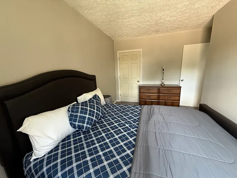 Queen size bedroom