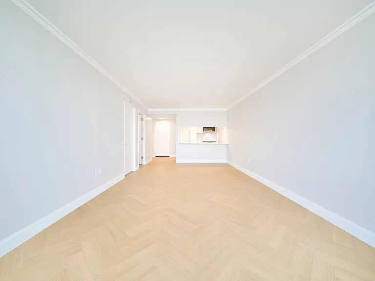 160 Riverside Blvd #4A — Photo 4