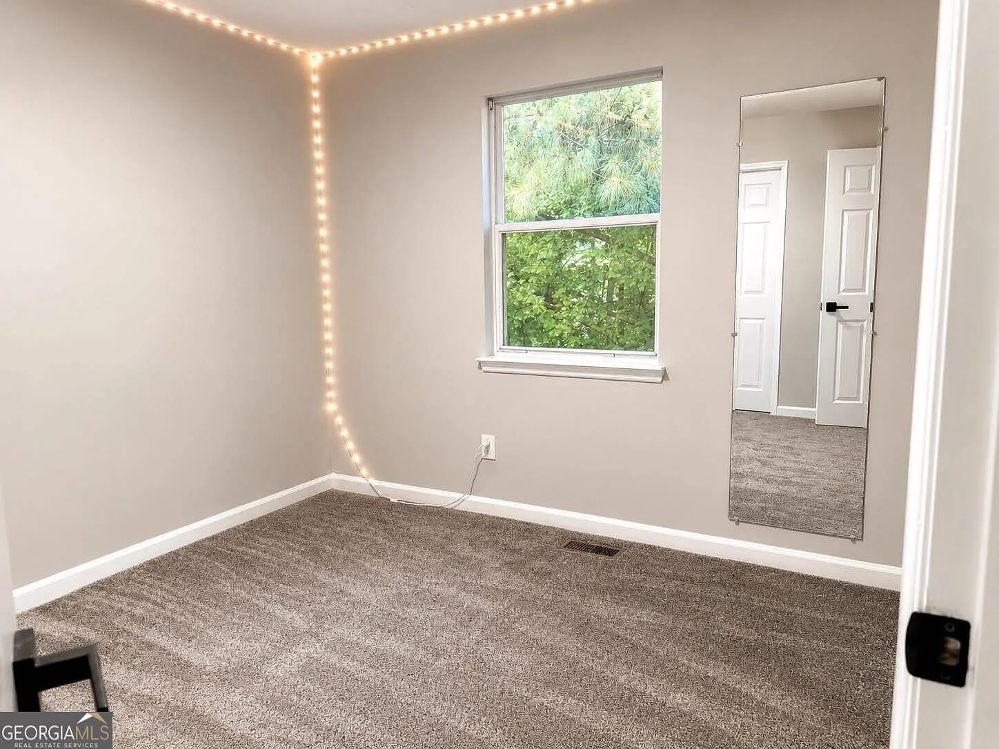 3 bed, 2.5 bath, 4058 sqft, $2,400 — Photo 4