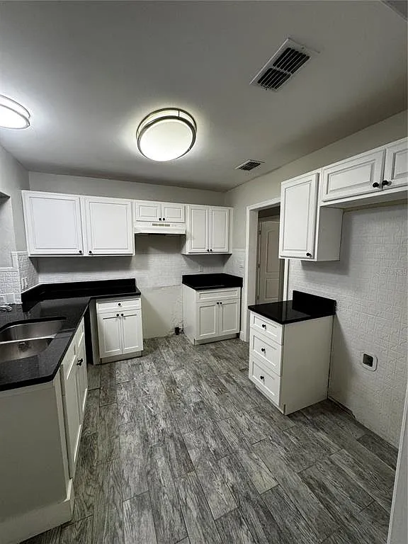 3 bed, 2.0 bath, 2326 sqft, $3,099 — Photo 2