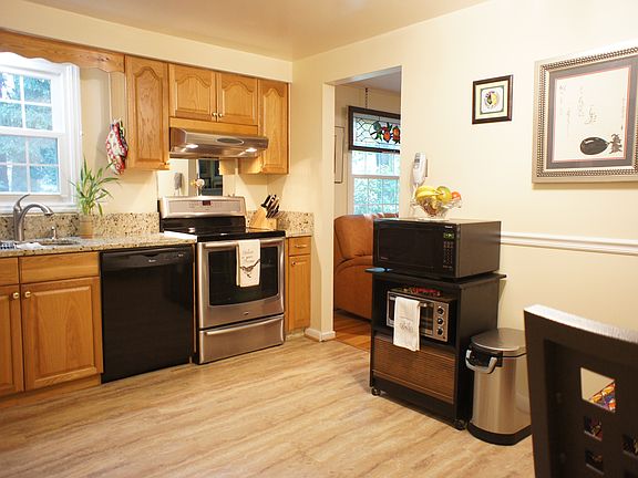 EAT-IN KITCHEN