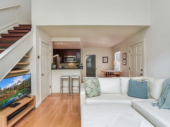 5th image of 2110 De La Vina St Unit 10