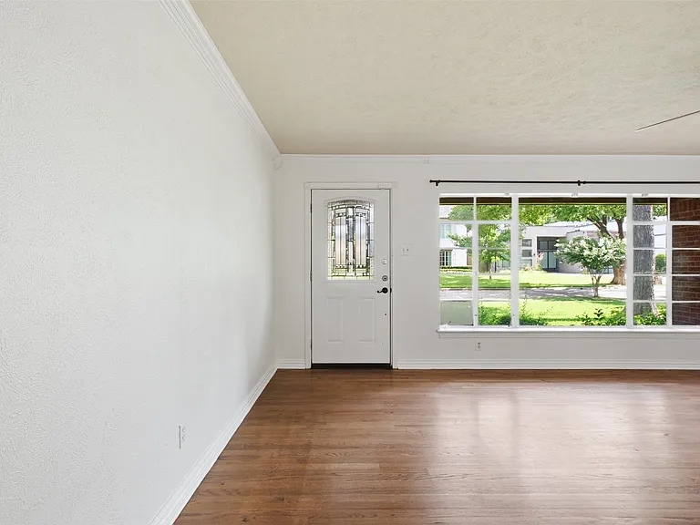 3884 Van Ness Ln — Photo 7