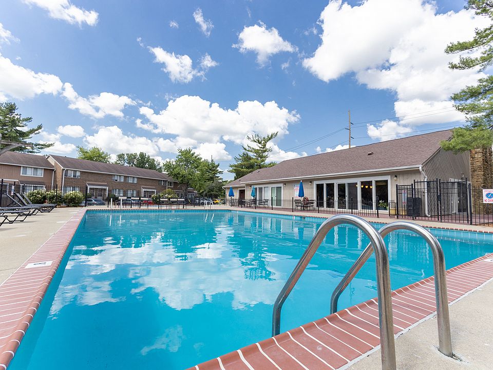Swimming Pool at Woodbridge of Castleton