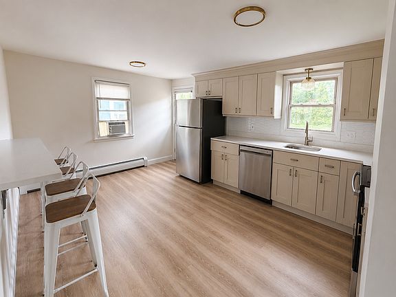 4th image of 65 Dobson St