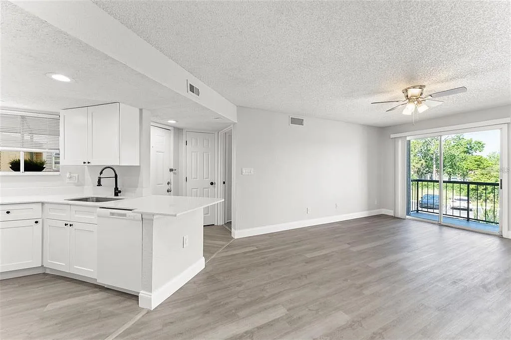 2 bed, 2.0 bath, 864 sqft, $1,650 — Photo 2