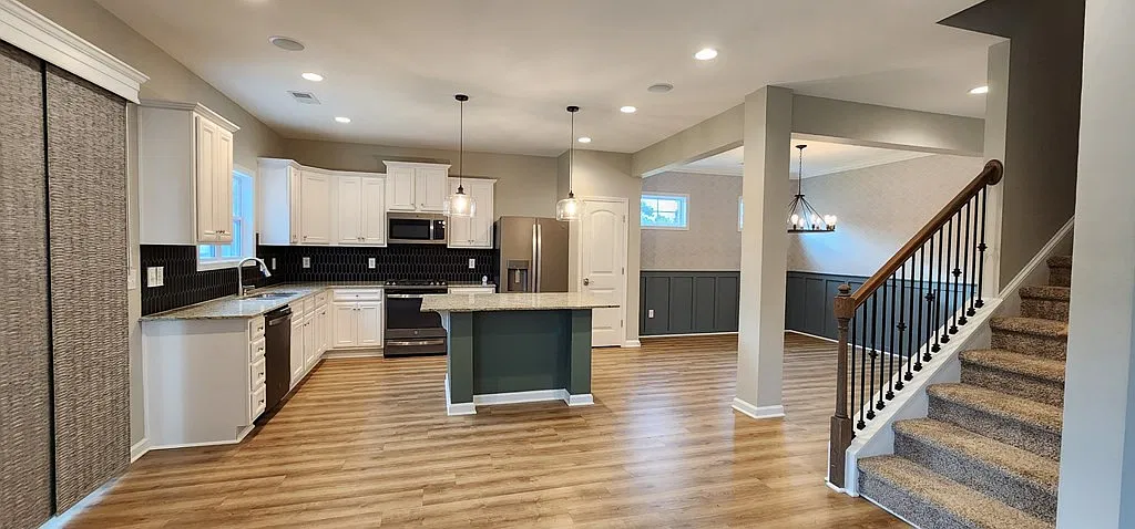 4 bed, 2.5 bath, 2414 sqft, $2,300 — Photo 3