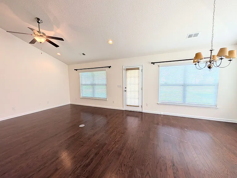 504 Cedar Lakes Dr — Photo 7