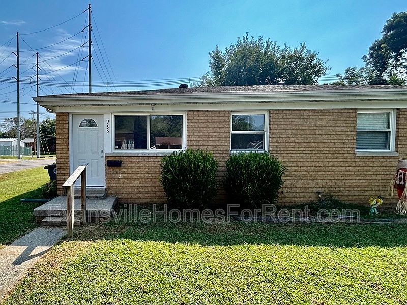 1st image of 935 E Fairlawn Cir