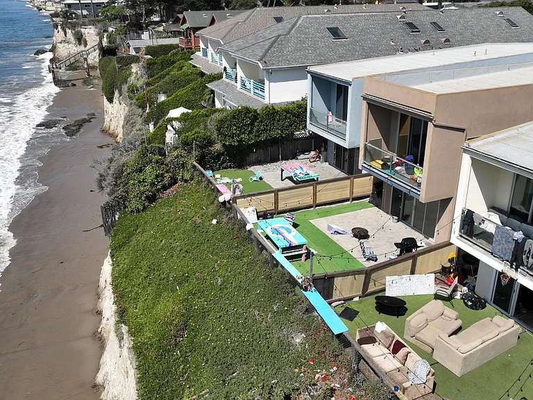 6569 Del Playa Dr — Photo 4