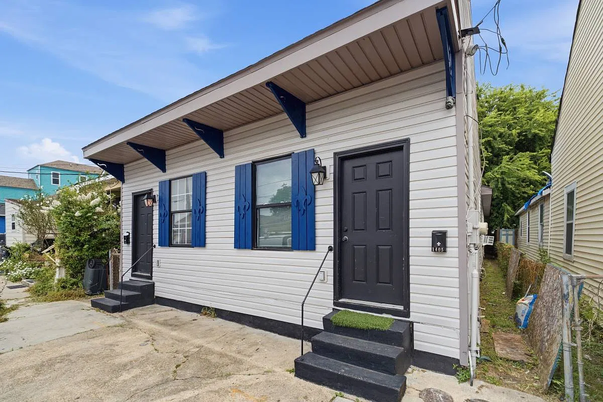 8 bed, $1,200 — Photo 1