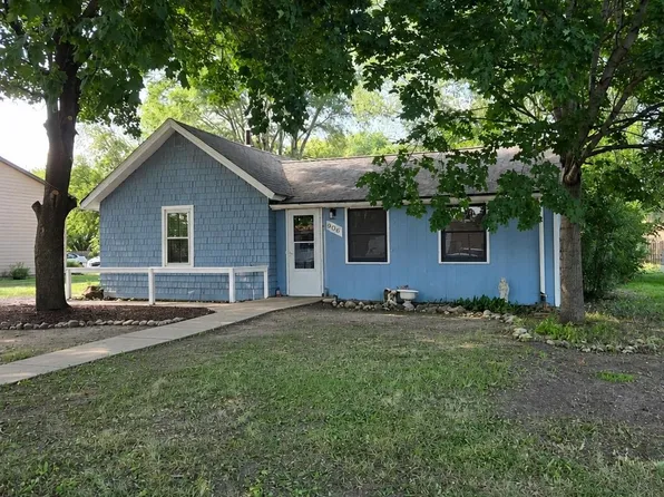 906 E 11th St, Yankton, SD 57078