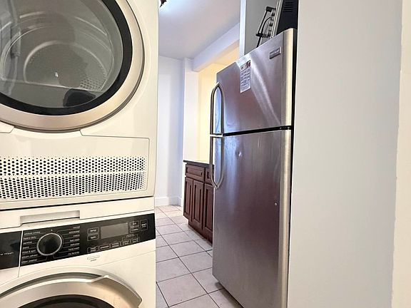 5th image of 1040 Park Pl #A5
