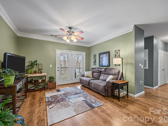2nd image of 713 Appeldoorn Cir