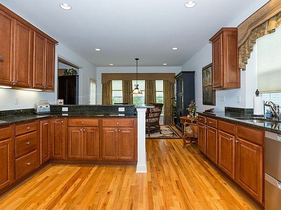 5th image of 31 Kimberly Dr