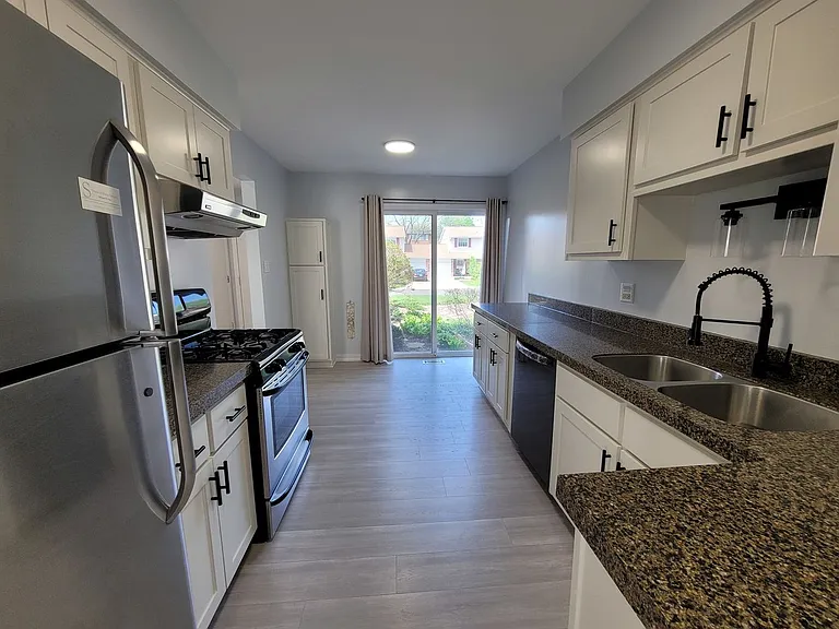 1722 Warwick Ct — Photo 7