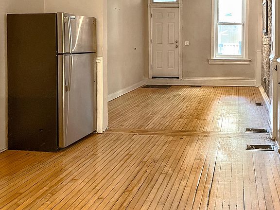5th image of 1871 N Sheffield Ave APT 1R