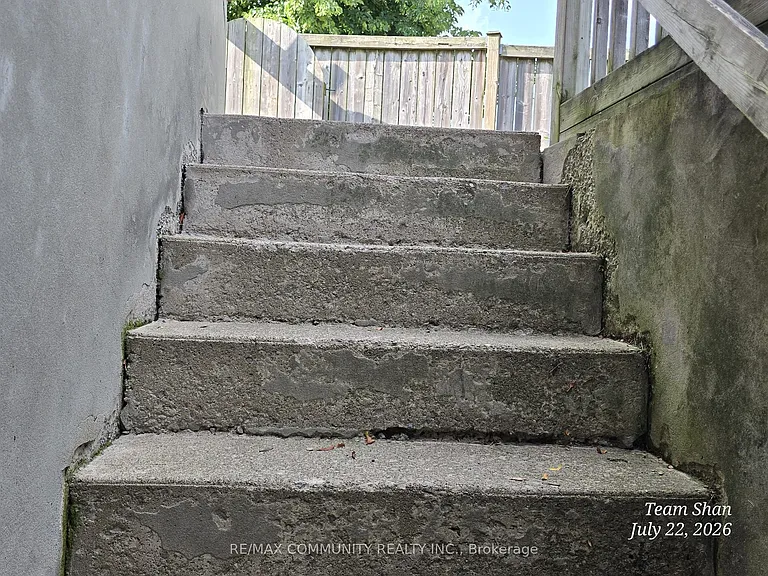 166 Saint Lawrence Dr #BASEMENT — Photo 4