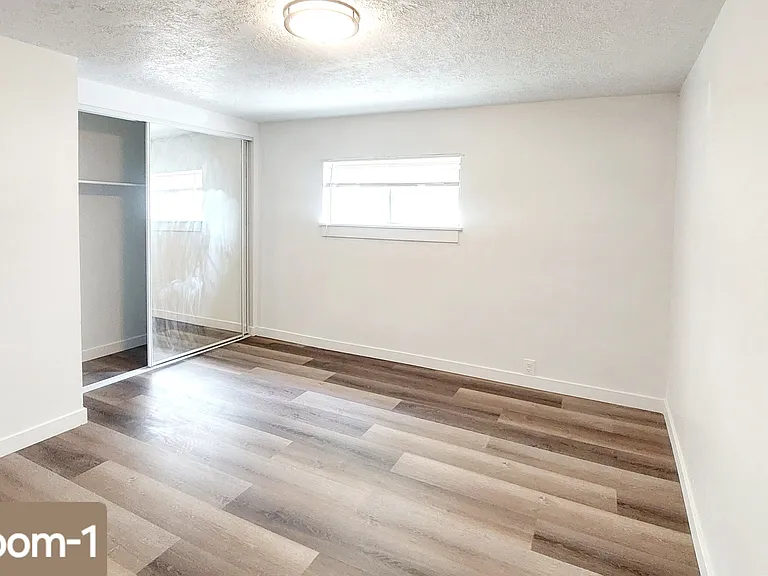 715 E Parker Ln #4 — Photo 6