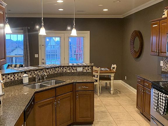 3rd image of 4573 Fountain View Trce