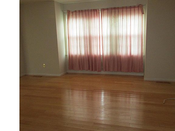 4th image of 232 Barberry Dr